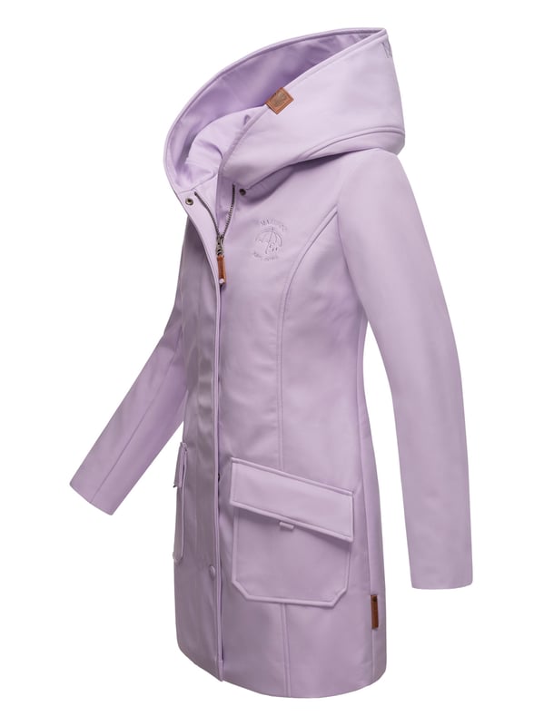 La chaqueta softshell Mayleen de Marikoo combina diseño moderno y funcionalidad. Confeccionada en tejido resistente al agua, protege del viento y la lluvia ligera. El cuello alto y la tapeta adicional con botones ofrecen mayor comodidad. Incluye bolsillos frontales con solapa, bolsillo interior con apertura para cables y detalles de logotipo discretos. Con corte entallado, bordado en la capucha y apliques de piel sintética, esta chaqueta es elegante y práctica – perfecta para el día a día.