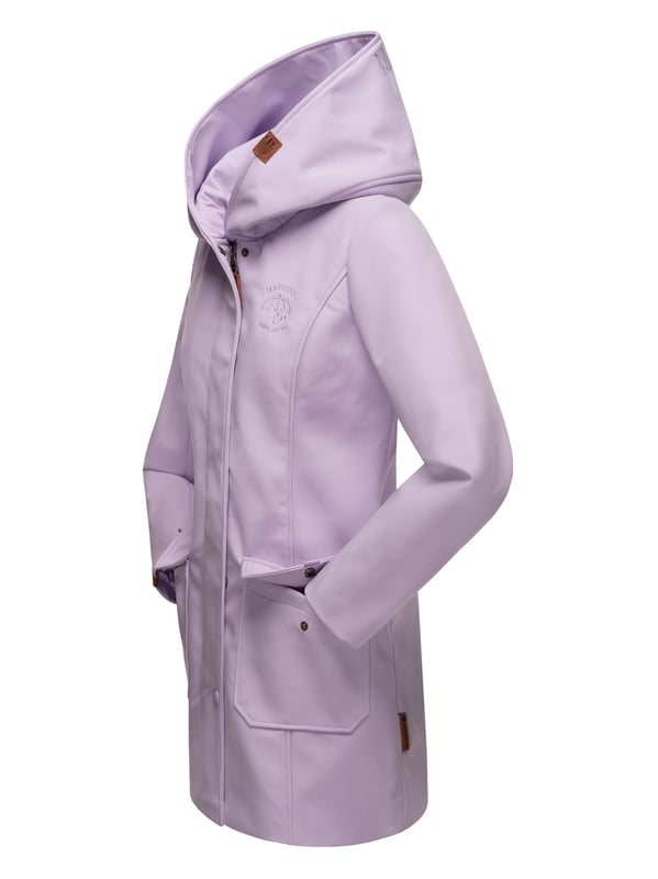 La chaqueta softshell Mayleen de Marikoo combina diseño moderno y funcionalidad. Confeccionada en tejido resistente al agua, protege del viento y la lluvia ligera. El cuello alto y la tapeta adicional con botones ofrecen mayor comodidad. Incluye bolsillos frontales con solapa, bolsillo interior con apertura para cables y detalles de logotipo discretos. Con corte entallado, bordado en la capucha y apliques de piel sintética, esta chaqueta es elegante y práctica – perfecta para el día a día.
