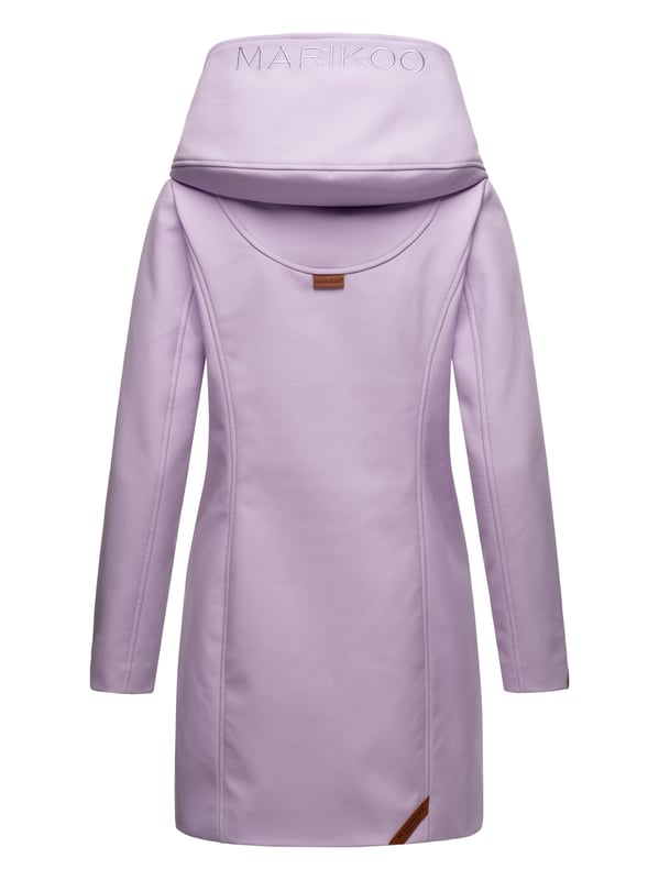 La chaqueta softshell Mayleen de Marikoo combina diseño moderno y funcionalidad. Confeccionada en tejido resistente al agua, protege del viento y la lluvia ligera. El cuello alto y la tapeta adicional con botones ofrecen mayor comodidad. Incluye bolsillos frontales con solapa, bolsillo interior con apertura para cables y detalles de logotipo discretos. Con corte entallado, bordado en la capucha y apliques de piel sintética, esta chaqueta es elegante y práctica – perfecta para el día a día.