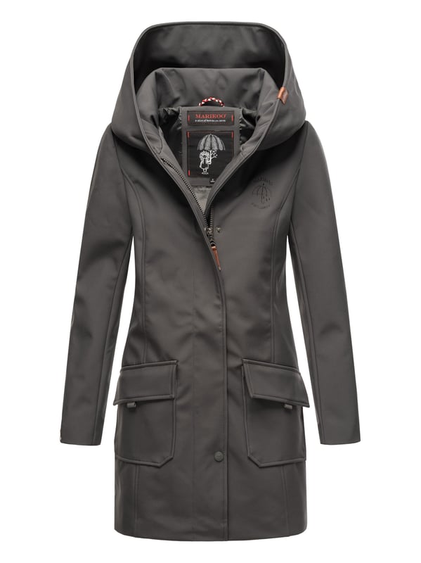 Marikoo chaqueta softshell mujer – Mayleen impermeable con capucha La chaqueta softshell Mayleen de Marikoo combina diseño moderno y funcionalidad. Confeccionada en tejido resistente al agua, protege del viento y la lluvia ligera. El cuello alto y la tapeta adicional con botones ofrecen mayor comodidad. Incluye bolsillos frontales con solapa, bolsillo interior con apertura para cables y detalles de logotipo discretos. Con corte entallado, bordado en la capucha y apliques de piel sintética, esta chaqueta es elegante y práctica – perfecta para el día a día.