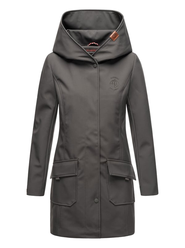 Marikoo chaqueta softshell mujer – Mayleen impermeable con capucha La chaqueta softshell Mayleen de Marikoo combina diseño moderno y funcionalidad. Confeccionada en tejido resistente al agua, protege del viento y la lluvia ligera. El cuello alto y la tapeta adicional con botones ofrecen mayor comodidad. Incluye bolsillos frontales con solapa, bolsillo interior con apertura para cables y detalles de logotipo discretos. Con corte entallado, bordado en la capucha y apliques de piel sintética, esta chaqueta es elegante y práctica – perfecta para el día a día.
