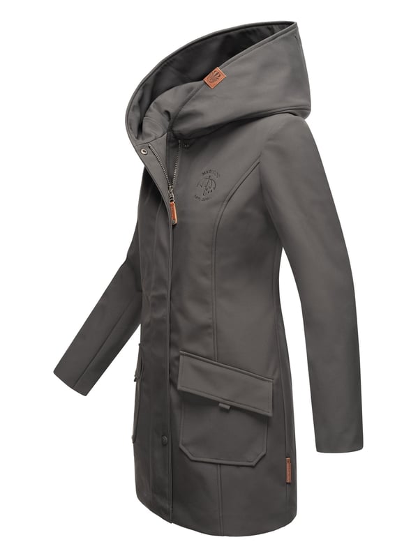 Marikoo chaqueta softshell mujer – Mayleen impermeable con capucha La chaqueta softshell Mayleen de Marikoo combina diseño moderno y funcionalidad. Confeccionada en tejido resistente al agua, protege del viento y la lluvia ligera. El cuello alto y la tapeta adicional con botones ofrecen mayor comodidad. Incluye bolsillos frontales con solapa, bolsillo interior con apertura para cables y detalles de logotipo discretos. Con corte entallado, bordado en la capucha y apliques de piel sintética, esta chaqueta es elegante y práctica – perfecta para el día a día.