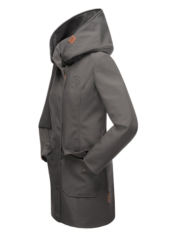 Marikoo chaqueta softshell mujer – Mayleen impermeable con capucha La chaqueta softshell Mayleen de Marikoo combina diseño moderno y funcionalidad. Confeccionada en tejido resistente al agua, protege del viento y la lluvia ligera. El cuello alto y la tapeta adicional con botones ofrecen mayor comodidad. Incluye bolsillos frontales con solapa, bolsillo interior con apertura para cables y detalles de logotipo discretos. Con corte entallado, bordado en la capucha y apliques de piel sintética, esta chaqueta es elegante y práctica – perfecta para el día a día.