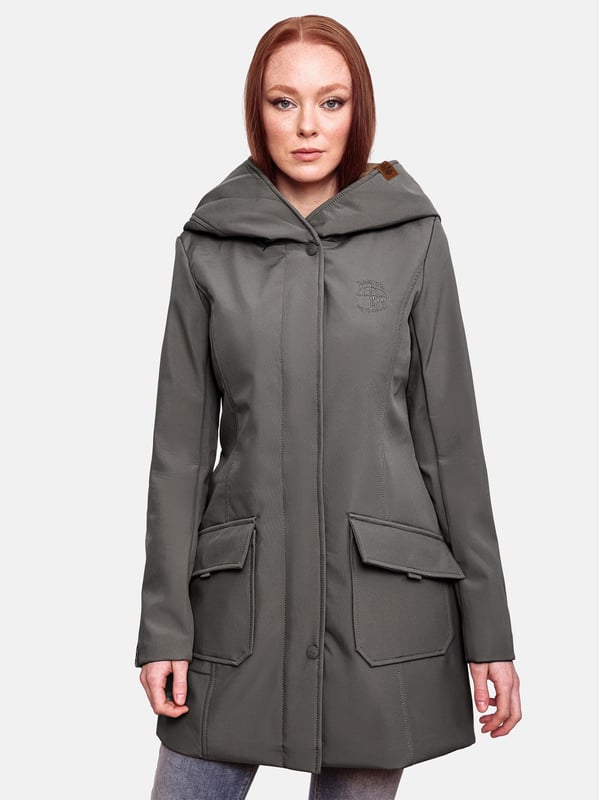 Marikoo chaqueta softshell mujer – Mayleen impermeable con capucha La chaqueta softshell Mayleen de Marikoo combina diseño moderno y funcionalidad. Confeccionada en tejido resistente al agua, protege del viento y la lluvia ligera. El cuello alto y la tapeta adicional con botones ofrecen mayor comodidad. Incluye bolsillos frontales con solapa, bolsillo interior con apertura para cables y detalles de logotipo discretos. Con corte entallado, bordado en la capucha y apliques de piel sintética, esta chaqueta es elegante y práctica – perfecta para el día a día.