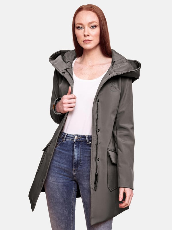 Marikoo chaqueta softshell mujer – Mayleen impermeable con capucha La chaqueta softshell Mayleen de Marikoo combina diseño moderno y funcionalidad. Confeccionada en tejido resistente al agua, protege del viento y la lluvia ligera. El cuello alto y la tapeta adicional con botones ofrecen mayor comodidad. Incluye bolsillos frontales con solapa, bolsillo interior con apertura para cables y detalles de logotipo discretos. Con corte entallado, bordado en la capucha y apliques de piel sintética, esta chaqueta es elegante y práctica – perfecta para el día a día.