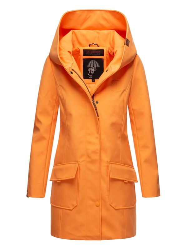 Marikoo chaqueta softshell mujer – Mayleen impermeable con capucha La chaqueta softshell Mayleen de Marikoo combina diseño moderno y funcionalidad. Confeccionada en tejido resistente al agua, protege del viento y la lluvia ligera. El cuello alto y la tapeta adicional con botones ofrecen mayor comodidad. Incluye bolsillos frontales con solapa, bolsillo interior con apertura para cables y detalles de logotipo discretos. Con corte entallado, bordado en la capucha y apliques de piel sintética, esta chaqueta es elegante y práctica – perfecta para el día a día.