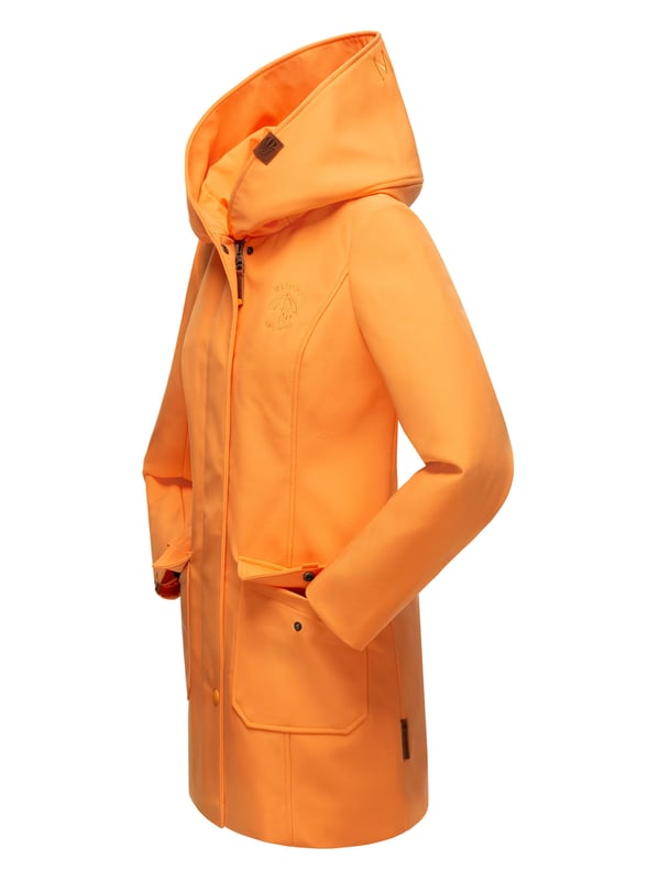 Marikoo chaqueta softshell mujer – Mayleen impermeable con capucha La chaqueta softshell Mayleen de Marikoo combina diseño moderno y funcionalidad. Confeccionada en tejido resistente al agua, protege del viento y la lluvia ligera. El cuello alto y la tapeta adicional con botones ofrecen mayor comodidad. Incluye bolsillos frontales con solapa, bolsillo interior con apertura para cables y detalles de logotipo discretos. Con corte entallado, bordado en la capucha y apliques de piel sintética, esta chaqueta es elegante y práctica – perfecta para el día a día.