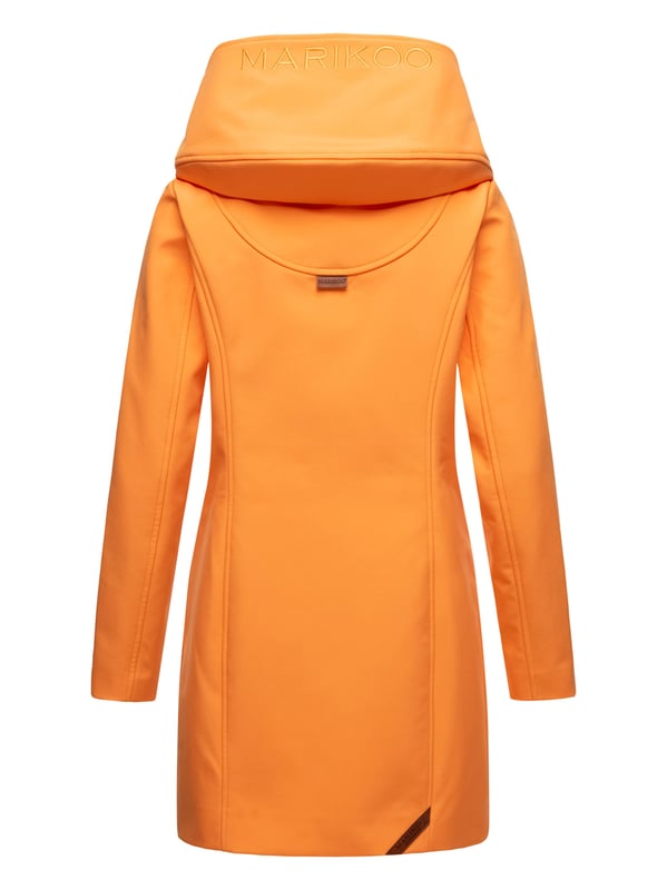 Marikoo chaqueta softshell mujer – Mayleen impermeable con capucha La chaqueta softshell Mayleen de Marikoo combina diseño moderno y funcionalidad. Confeccionada en tejido resistente al agua, protege del viento y la lluvia ligera. El cuello alto y la tapeta adicional con botones ofrecen mayor comodidad. Incluye bolsillos frontales con solapa, bolsillo interior con apertura para cables y detalles de logotipo discretos. Con corte entallado, bordado en la capucha y apliques de piel sintética, esta chaqueta es elegante y práctica – perfecta para el día a día.