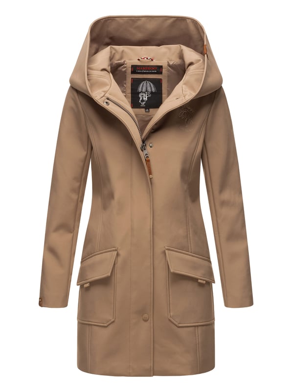 La chaqueta softshell Mayleen de Marikoo combina diseño moderno y funcionalidad. Confeccionada en tejido resistente al agua, protege del viento y la lluvia ligera. El cuello alto y la tapeta adicional con botones ofrecen mayor comodidad. Incluye bolsillos frontales con solapa, bolsillo interior con apertura para cables y detalles de logotipo discretos. Con corte entallado, bordado en la capucha y apliques de piel sintética, esta chaqueta es elegante y práctica – perfecta para el día a día.