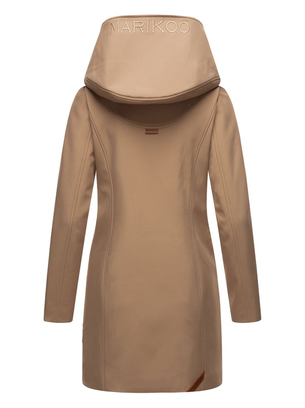 La chaqueta softshell Mayleen de Marikoo combina diseño moderno y funcionalidad. Confeccionada en tejido resistente al agua, protege del viento y la lluvia ligera. El cuello alto y la tapeta adicional con botones ofrecen mayor comodidad. Incluye bolsillos frontales con solapa, bolsillo interior con apertura para cables y detalles de logotipo discretos. Con corte entallado, bordado en la capucha y apliques de piel sintética, esta chaqueta es elegante y práctica – perfecta para el día a día.