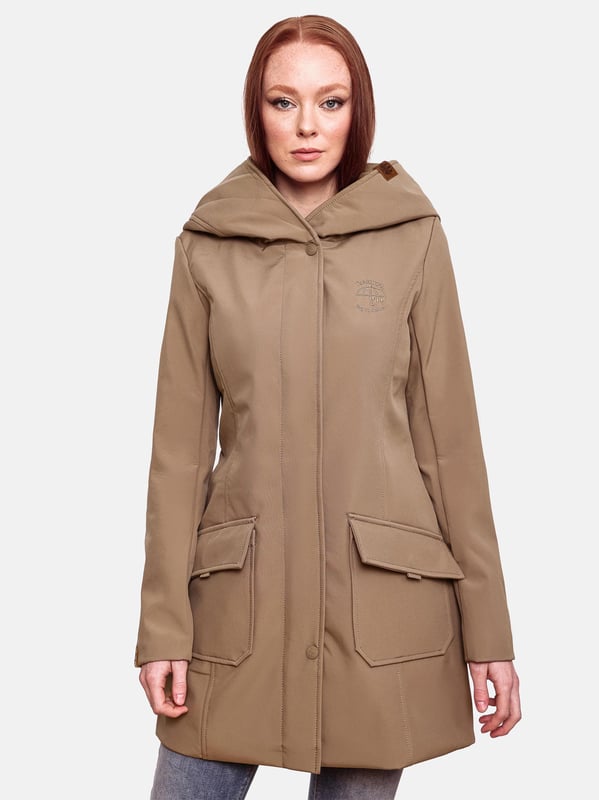 La chaqueta softshell Mayleen de Marikoo combina diseño moderno y funcionalidad. Confeccionada en tejido resistente al agua, protege del viento y la lluvia ligera. El cuello alto y la tapeta adicional con botones ofrecen mayor comodidad. Incluye bolsillos frontales con solapa, bolsillo interior con apertura para cables y detalles de logotipo discretos. Con corte entallado, bordado en la capucha y apliques de piel sintética, esta chaqueta es elegante y práctica – perfecta para el día a día.