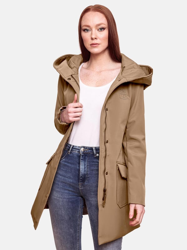 La chaqueta softshell Mayleen de Marikoo combina diseño moderno y funcionalidad. Confeccionada en tejido resistente al agua, protege del viento y la lluvia ligera. El cuello alto y la tapeta adicional con botones ofrecen mayor comodidad. Incluye bolsillos frontales con solapa, bolsillo interior con apertura para cables y detalles de logotipo discretos. Con corte entallado, bordado en la capucha y apliques de piel sintética, esta chaqueta es elegante y práctica – perfecta para el día a día.