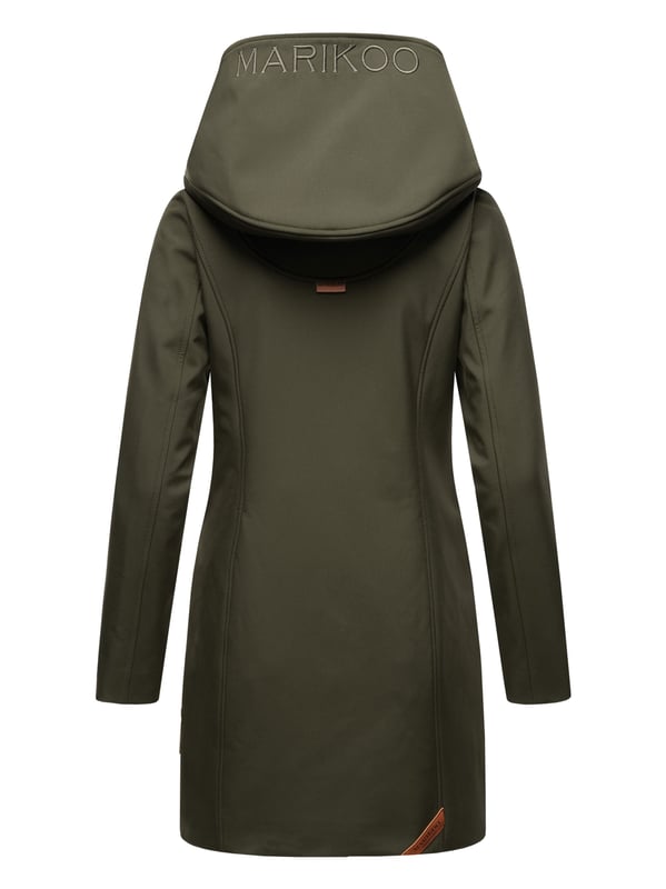 Marikoo chaqueta softshell mujer – Mayleen impermeable con capucha La chaqueta softshell Mayleen de Marikoo combina diseño moderno y funcionalidad. Confeccionada en tejido resistente al agua, protege del viento y la lluvia ligera. El cuello alto y la tapeta adicional con botones ofrecen mayor comodidad. Incluye bolsillos frontales con solapa, bolsillo interior con apertura para cables y detalles de logotipo discretos. Con corte entallado, bordado en la capucha y apliques de piel sintética, esta chaqueta es elegante y práctica – perfecta para el día a día.
