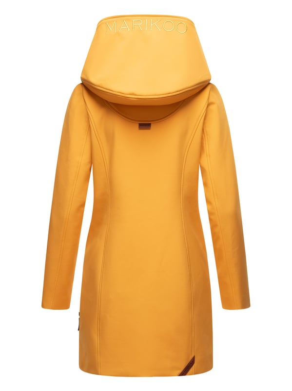 Marikoo chaqueta softshell mujer – Mayleen impermeable con capucha La chaqueta softshell Mayleen de Marikoo combina diseño moderno y funcionalidad. Confeccionada en tejido resistente al agua, protege del viento y la lluvia ligera. El cuello alto y la tapeta adicional con botones ofrecen mayor comodidad. Incluye bolsillos frontales con solapa, bolsillo interior con apertura para cables y detalles de logotipo discretos. Con corte entallado, bordado en la capucha y apliques de piel sintética, esta chaqueta es elegante y práctica – perfecta para el día a día.