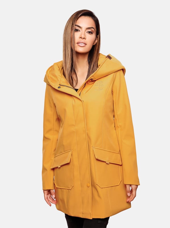 Marikoo chaqueta softshell mujer – Mayleen impermeable con capucha La chaqueta softshell Mayleen de Marikoo combina diseño moderno y funcionalidad. Confeccionada en tejido resistente al agua, protege del viento y la lluvia ligera. El cuello alto y la tapeta adicional con botones ofrecen mayor comodidad. Incluye bolsillos frontales con solapa, bolsillo interior con apertura para cables y detalles de logotipo discretos. Con corte entallado, bordado en la capucha y apliques de piel sintética, esta chaqueta es elegante y práctica – perfecta para el día a día.