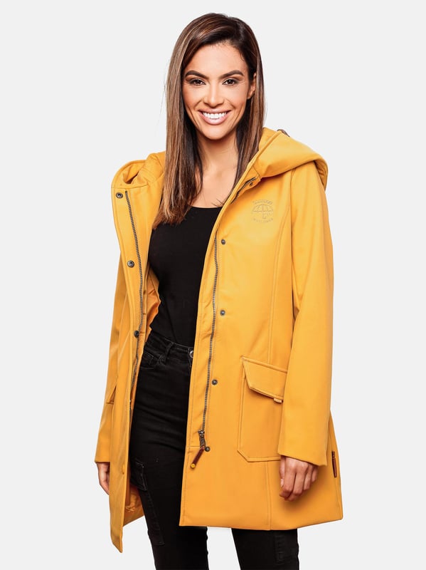 Marikoo chaqueta softshell mujer – Mayleen impermeable con capucha La chaqueta softshell Mayleen de Marikoo combina diseño moderno y funcionalidad. Confeccionada en tejido resistente al agua, protege del viento y la lluvia ligera. El cuello alto y la tapeta adicional con botones ofrecen mayor comodidad. Incluye bolsillos frontales con solapa, bolsillo interior con apertura para cables y detalles de logotipo discretos. Con corte entallado, bordado en la capucha y apliques de piel sintética, esta chaqueta es elegante y práctica – perfecta para el día a día.