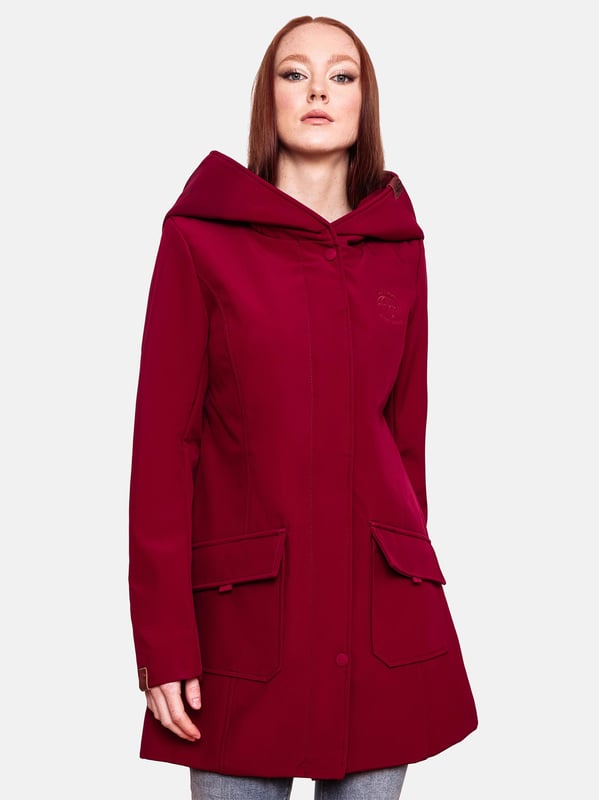 Marikoo chaqueta softshell mujer – Mayleen impermeable con capucha La chaqueta softshell Mayleen de Marikoo combina diseño moderno y funcionalidad. Confeccionada en tejido resistente al agua, protege del viento y la lluvia ligera. El cuello alto y la tapeta adicional con botones ofrecen mayor comodidad. Incluye bolsillos frontales con solapa, bolsillo interior con apertura para cables y detalles de logotipo discretos. Con corte entallado, bordado en la capucha y apliques de piel sintética, esta chaqueta es elegante y práctica – perfecta para el día a día.