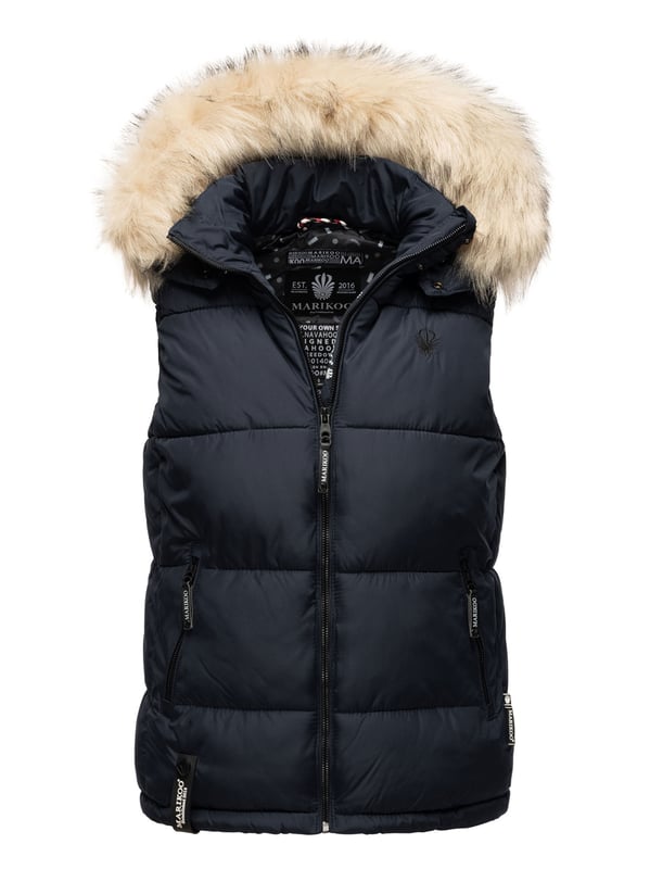 Marikoo Damen Steppweste – Eisflöckchen mit Kapuze & Kunstfellkragen Die Eisflöckchen Steppweste von Marikoo überzeugt durch ihr schönes Design, moderne Farben und kuschelige Details. Das weiche Obermaterial und die warme Fütterung machen sie zum perfekten Begleiter für Frühjahr, Herbst und Winter. Eine abnehmbare Kapuze mit großem Kunstfellkragen, fleecegefütterte Taschen und ein hochstehender Kragen sorgen für Komfort und Schutz. Praktische Extras wie eine Innentasche mit Reißverschluss und Netztasche runden die Ausstattung ab. Mit leicht tailliertem Schnitt, edlen Logo-Details und hochwertiger Verarbeitung ist diese Weste ein echtes Must-Have.