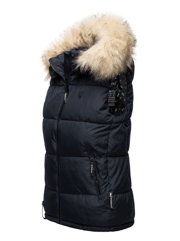 Marikoo Damen Steppweste – Eisflöckchen mit Kapuze & Kunstfellkragen Die Eisflöckchen Steppweste von Marikoo überzeugt durch ihr schönes Design, moderne Farben und kuschelige Details. Das weiche Obermaterial und die warme Fütterung machen sie zum perfekten Begleiter für Frühjahr, Herbst und Winter. Eine abnehmbare Kapuze mit großem Kunstfellkragen, fleecegefütterte Taschen und ein hochstehender Kragen sorgen für Komfort und Schutz. Praktische Extras wie eine Innentasche mit Reißverschluss und Netztasche runden die Ausstattung ab. Mit leicht tailliertem Schnitt, edlen Logo-Details und hochwertiger Verarbeitung ist diese Weste ein echtes Must-Have.