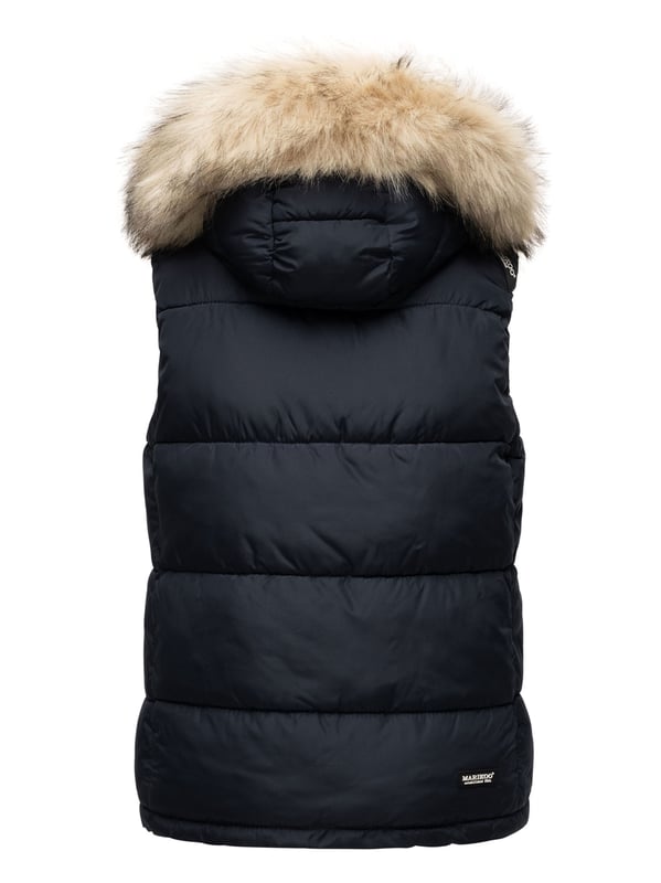 Marikoo Damen Steppweste – Eisflöckchen mit Kapuze & Kunstfellkragen Die Eisflöckchen Steppweste von Marikoo überzeugt durch ihr schönes Design, moderne Farben und kuschelige Details. Das weiche Obermaterial und die warme Fütterung machen sie zum perfekten Begleiter für Frühjahr, Herbst und Winter. Eine abnehmbare Kapuze mit großem Kunstfellkragen, fleecegefütterte Taschen und ein hochstehender Kragen sorgen für Komfort und Schutz. Praktische Extras wie eine Innentasche mit Reißverschluss und Netztasche runden die Ausstattung ab. Mit leicht tailliertem Schnitt, edlen Logo-Details und hochwertiger Verarbeitung ist diese Weste ein echtes Must-Have.
