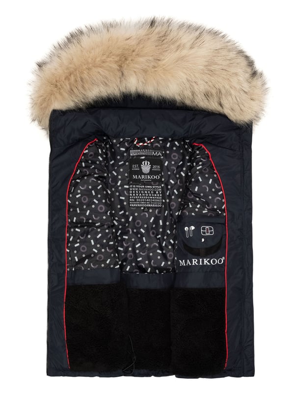 Marikoo Damen Steppweste – Eisflöckchen mit Kapuze & Kunstfellkragen Die Eisflöckchen Steppweste von Marikoo überzeugt durch ihr schönes Design, moderne Farben und kuschelige Details. Das weiche Obermaterial und die warme Fütterung machen sie zum perfekten Begleiter für Frühjahr, Herbst und Winter. Eine abnehmbare Kapuze mit großem Kunstfellkragen, fleecegefütterte Taschen und ein hochstehender Kragen sorgen für Komfort und Schutz. Praktische Extras wie eine Innentasche mit Reißverschluss und Netztasche runden die Ausstattung ab. Mit leicht tailliertem Schnitt, edlen Logo-Details und hochwertiger Verarbeitung ist diese Weste ein echtes Must-Have.