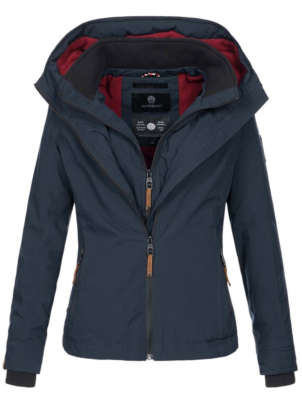 Die Marikoo Übergangsjacke Erdbeere aus der Mountain Kollektion ist der perfekte Begleiter für die Übergangszeit. Das hochwertige Polyester-Obermaterial und das warme Fleece-Innenfutter (nicht in den Ärmeln) sorgen für Komfort und Schutz. Der hoch schließende Doppelkragen schützt individuell vor Wind und Kälte, während die gefütterte Kapuze zusätzliche Wärme bietet. Zwei Außentaschen mit Fleecefutter, eine Innentasche mit Kopfhörerausgang und elegante Kunstleder-Details machen die Jacke funktional und modern zugleich. Mit leicht tailliertem Schnitt und Rippbündchen angenehm zu tragen.
Material: Oberstoff/Futter/Wattierung 100% Polyester.