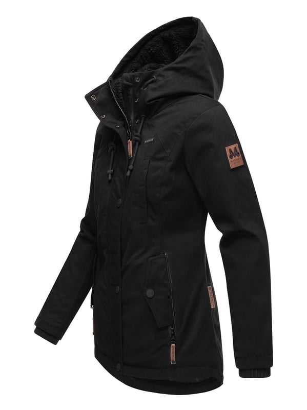 Diese Damen Winterjacke von Marikoo überzeugt mit Wärme, Komfort und edlen Details. Innen ist der obere Bereich sowie die Kapuze komplett mit kuscheligem Teddyfell gefüttert – ideal für kalte Wintertage. Das hochwertige Baumwoll-Obermaterial, die leicht taillierte Passform und die längere Rückenpartie bieten optimalen Schutz und angenehmen Tragekomfort. Zwei Reißverschlusstaschen mit Fleecefutter, eine praktische Innentasche und eine Knopfleiste mit Windschutz runden das Design ab. Perfekte Länge, die Becken und Po zuverlässig bedeckt.
Material: Oberstoff 100% Baumwolle; Futter/Wattierung 100% Polyester.
