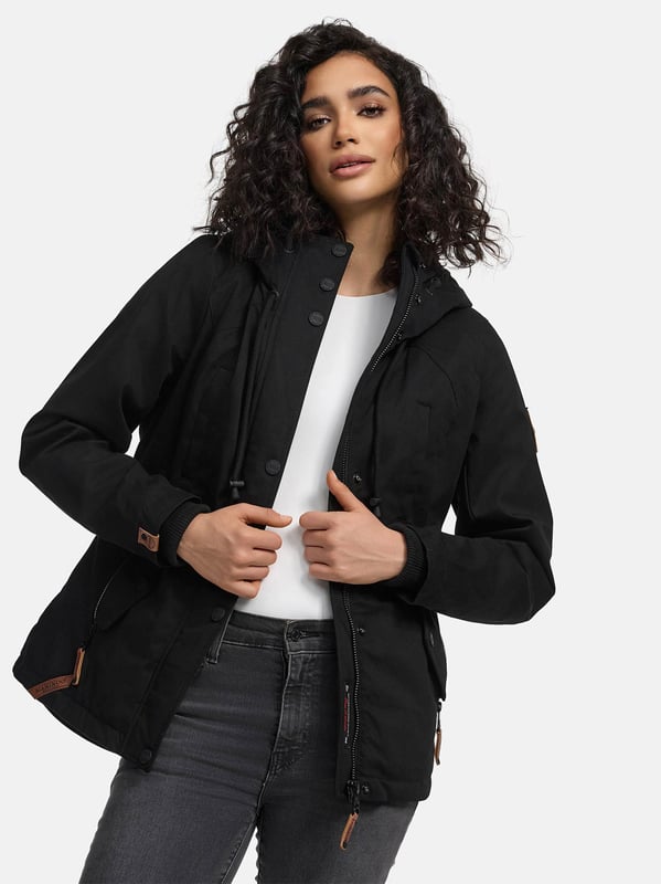 Diese Damen Winterjacke von Marikoo überzeugt mit Wärme, Komfort und edlen Details. Innen ist der obere Bereich sowie die Kapuze komplett mit kuscheligem Teddyfell gefüttert – ideal für kalte Wintertage. Das hochwertige Baumwoll-Obermaterial, die leicht taillierte Passform und die längere Rückenpartie bieten optimalen Schutz und angenehmen Tragekomfort. Zwei Reißverschlusstaschen mit Fleecefutter, eine praktische Innentasche und eine Knopfleiste mit Windschutz runden das Design ab. Perfekte Länge, die Becken und Po zuverlässig bedeckt.
Material: Oberstoff 100% Baumwolle; Futter/Wattierung 100% Polyester.