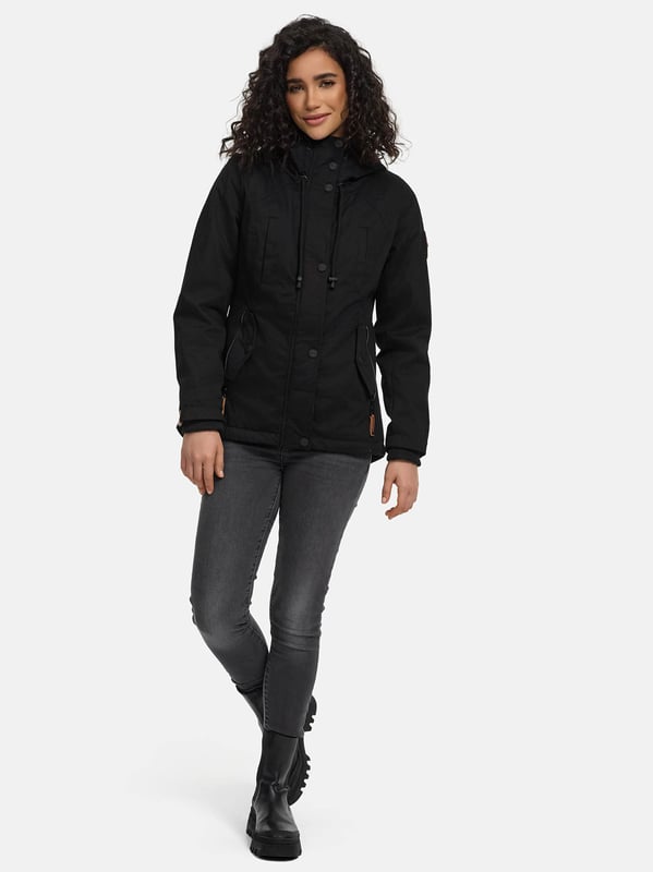 Diese Damen Winterjacke von Marikoo überzeugt mit Wärme, Komfort und edlen Details. Innen ist der obere Bereich sowie die Kapuze komplett mit kuscheligem Teddyfell gefüttert – ideal für kalte Wintertage. Das hochwertige Baumwoll-Obermaterial, die leicht taillierte Passform und die längere Rückenpartie bieten optimalen Schutz und angenehmen Tragekomfort. Zwei Reißverschlusstaschen mit Fleecefutter, eine praktische Innentasche und eine Knopfleiste mit Windschutz runden das Design ab. Perfekte Länge, die Becken und Po zuverlässig bedeckt.
Material: Oberstoff 100% Baumwolle; Futter/Wattierung 100% Polyester.