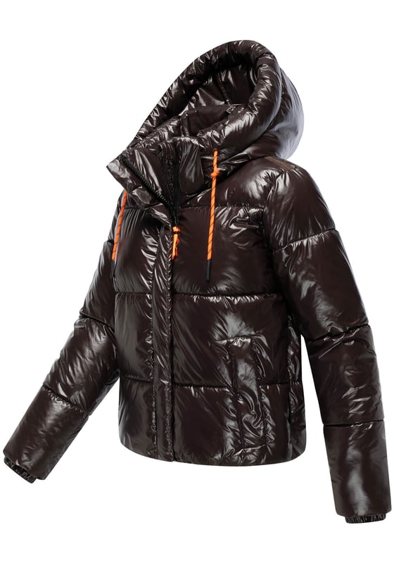 Die Marikoo Skyraa Winter Steppjacke bringt urbanen Glanz in kalte Tage. Das leicht glänzende Obermaterial und die moderne Steppung sorgen für einen sportlich-eleganten Look, perfekt für Alltag und Reisen. Eine abnehmbare Kapuze mit langen Kordelzügen, hochschließender Kragen und warm gefütterte Fleece-Taschen bieten Schutz und Komfort. Innenliegender Gummizug im Saum sowie elastische Armabschlüsse sorgen für optimale Passform. Praktische Reißverschluss-Innentaschen ergänzen die funktionale Ausstattung. Erhältlich in 7 Farben und Größen XS–XXL. Furfree.