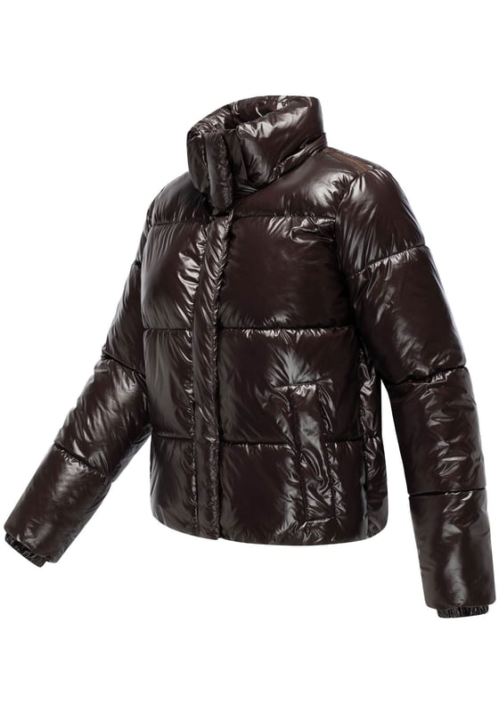 Die Marikoo Skyraa Winter Steppjacke bringt urbanen Glanz in kalte Tage. Das leicht glänzende Obermaterial und die moderne Steppung sorgen für einen sportlich-eleganten Look, perfekt für Alltag und Reisen. Eine abnehmbare Kapuze mit langen Kordelzügen, hochschließender Kragen und warm gefütterte Fleece-Taschen bieten Schutz und Komfort. Innenliegender Gummizug im Saum sowie elastische Armabschlüsse sorgen für optimale Passform. Praktische Reißverschluss-Innentaschen ergänzen die funktionale Ausstattung. Erhältlich in 7 Farben und Größen XS–XXL. Furfree.
