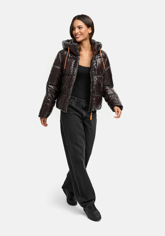 Die Marikoo Skyraa Winter Steppjacke bringt urbanen Glanz in kalte Tage. Das leicht glänzende Obermaterial und die moderne Steppung sorgen für einen sportlich-eleganten Look, perfekt für Alltag und Reisen. Eine abnehmbare Kapuze mit langen Kordelzügen, hochschließender Kragen und warm gefütterte Fleece-Taschen bieten Schutz und Komfort. Innenliegender Gummizug im Saum sowie elastische Armabschlüsse sorgen für optimale Passform. Praktische Reißverschluss-Innentaschen ergänzen die funktionale Ausstattung. Erhältlich in 7 Farben und Größen XS–XXL. Furfree.