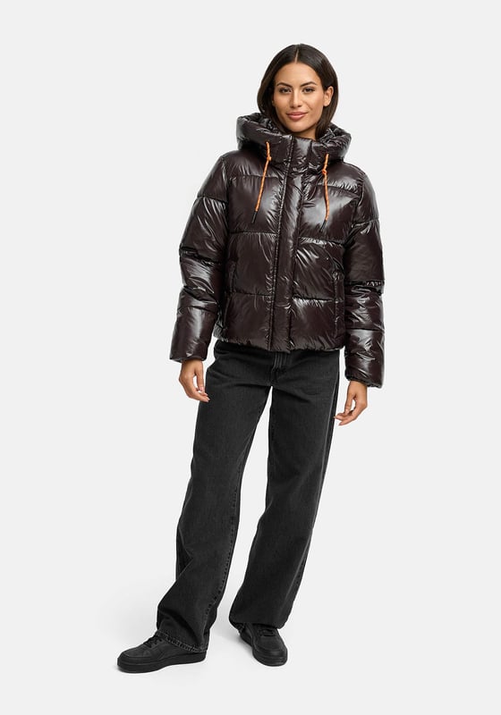 Die Marikoo Skyraa Winter Steppjacke bringt urbanen Glanz in kalte Tage. Das leicht glänzende Obermaterial und die moderne Steppung sorgen für einen sportlich-eleganten Look, perfekt für Alltag und Reisen. Eine abnehmbare Kapuze mit langen Kordelzügen, hochschließender Kragen und warm gefütterte Fleece-Taschen bieten Schutz und Komfort. Innenliegender Gummizug im Saum sowie elastische Armabschlüsse sorgen für optimale Passform. Praktische Reißverschluss-Innentaschen ergänzen die funktionale Ausstattung. Erhältlich in 7 Farben und Größen XS–XXL. Furfree.