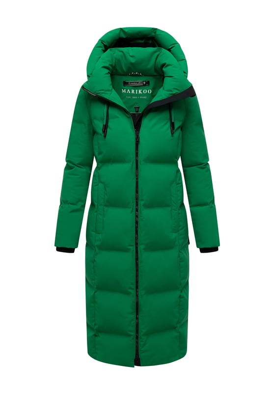 Marikoo Damen Winter Steppmantel Tikoraa mit abnehmbarer Kapuze Der Marikoo Tikoraa Winter Steppmantel vereint stilvolles Design mit funktionaler Wärme – perfekt für kalte Tage. Das matt gehaltene Obermaterial, die leichte Isolierung und winddichte Eigenschaften machen ihn zum idealen Begleiter für Alltag, Reisen und Freizeit. Die gesteppte, abnehmbare Kapuze mit ausklappbarem Schirm und Magnetverschlüssen schützt zuverlässig bei Wind und Wetter. Zwei warme Außentaschen mit Magnetverschluss, zwei Innentaschen mit Reißverschluss sowie seitliche Reißverschlüsse am Saum sorgen für Komfort und Bewegungsfreiheit. Erhältlich in 14 Farben und Größen XS–5XL. Furfree.