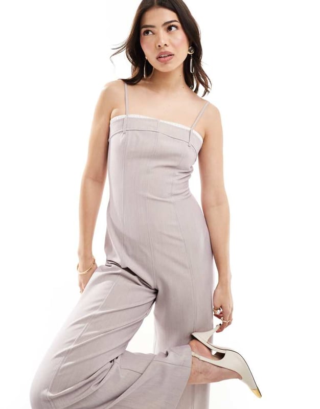 ASOS DESIGN contrast panel wide leg jumpsuit in stone Jumpsuits & Playsuits by ASOS DESIGN Minimal effort, maximum payoff Square neck Adjustable straps Contrast trim Zip-back fastening Wide leg Regular fitSold By: Asos