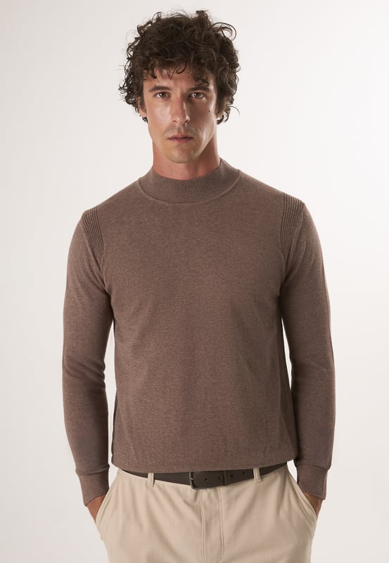 Peppen Sie Ihre Alltagsgarderobe auf mit dem Felix Hardy Basic Half Turtleneck Sweater für Herren - die perfekte Mischung aus Minimalismus und modernem Stil. Der Pullover ist aus weichem, atmungsaktivem Strickstoff gefertigt und zeichnet sich durch ein klares, unifarbenes Design und einen bequemen halben Rollkragen aus, der für eine schlanke Silhouette und zusätzliche Wärme sorgt. Er ist ein zeitloses Essential, das sich nahtlos von Casual- zu Smart-Casual-Looks kombinieren lässt - ideal zum Überziehen oder als Einzelstück. Kombinieren Sie ihn mit Jeans, Chinos oder unter einem Blazer für mühelose Vielseitigkeit die ganze Saison hindurch.