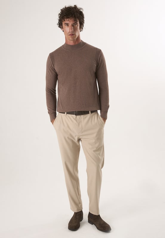 Peppen Sie Ihre Alltagsgarderobe auf mit dem Felix Hardy Basic Half Turtleneck Sweater für Herren - die perfekte Mischung aus Minimalismus und modernem Stil. Der Pullover ist aus weichem, atmungsaktivem Strickstoff gefertigt und zeichnet sich durch ein klares, unifarbenes Design und einen bequemen halben Rollkragen aus, der für eine schlanke Silhouette und zusätzliche Wärme sorgt. Er ist ein zeitloses Essential, das sich nahtlos von Casual- zu Smart-Casual-Looks kombinieren lässt - ideal zum Überziehen oder als Einzelstück. Kombinieren Sie ihn mit Jeans, Chinos oder unter einem Blazer für mühelose Vielseitigkeit die ganze Saison hindurch.