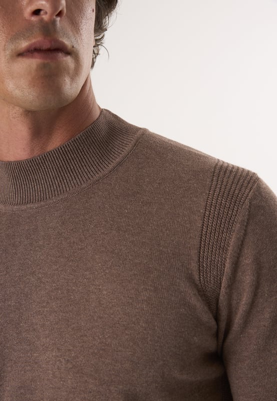 Peppen Sie Ihre Alltagsgarderobe auf mit dem Felix Hardy Basic Half Turtleneck Sweater für Herren - die perfekte Mischung aus Minimalismus und modernem Stil. Der Pullover ist aus weichem, atmungsaktivem Strickstoff gefertigt und zeichnet sich durch ein klares, unifarbenes Design und einen bequemen halben Rollkragen aus, der für eine schlanke Silhouette und zusätzliche Wärme sorgt. Er ist ein zeitloses Essential, das sich nahtlos von Casual- zu Smart-Casual-Looks kombinieren lässt - ideal zum Überziehen oder als Einzelstück. Kombinieren Sie ihn mit Jeans, Chinos oder unter einem Blazer für mühelose Vielseitigkeit die ganze Saison hindurch.