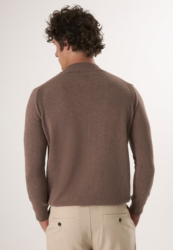 Peppen Sie Ihre Alltagsgarderobe auf mit dem Felix Hardy Basic Half Turtleneck Sweater für Herren - die perfekte Mischung aus Minimalismus und modernem Stil. Der Pullover ist aus weichem, atmungsaktivem Strickstoff gefertigt und zeichnet sich durch ein klares, unifarbenes Design und einen bequemen halben Rollkragen aus, der für eine schlanke Silhouette und zusätzliche Wärme sorgt. Er ist ein zeitloses Essential, das sich nahtlos von Casual- zu Smart-Casual-Looks kombinieren lässt - ideal zum Überziehen oder als Einzelstück. Kombinieren Sie ihn mit Jeans, Chinos oder unter einem Blazer für mühelose Vielseitigkeit die ganze Saison hindurch.