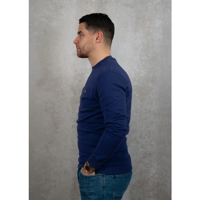 Ein Grundbestandteil in der Garderobe eines jeden Mannes, das Lyle & Scott Crew Neck Sweatshirt ist aus gutem Grund ein Klassiker. Hergestellt aus 100% Bio-Baumwolle und stolz mit unserem Golden Eagle verziert, ist dies ein vielseitiges Sweatshirt für Männer in einer Vielzahl von Farben, die jedem Geschmack entsprechen. Auch in Übergrößen erhältlich.

Typische Lyle & Scott Golden Eagle Markenkennzeichnung  
100% Bio-Baumwolle  
Reguläre Passform  
Maschinenwäsche kalt - 30 Grad  
Nicht bleichen  
Nicht chemisch reinigen  
Motiv nicht bügeln  
Nicht im Wäschetrockner trocknen  
Mittelwarm bügeln