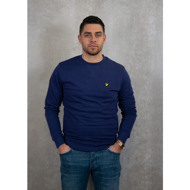 Ein Grundbestandteil in der Garderobe eines jeden Mannes, das Lyle & Scott Crew Neck Sweatshirt ist aus gutem Grund ein Klassiker. Hergestellt aus 100% Bio-Baumwolle und stolz mit unserem Golden Eagle verziert, ist dies ein vielseitiges Sweatshirt für Männer in einer Vielzahl von Farben, die jedem Geschmack entsprechen. Auch in Übergrößen erhältlich.

Typische Lyle & Scott Golden Eagle Markenkennzeichnung  
100% Bio-Baumwolle  
Reguläre Passform  
Maschinenwäsche kalt - 30 Grad  
Nicht bleichen  
Nicht chemisch reinigen  
Motiv nicht bügeln  
Nicht im Wäschetrockner trocknen  
Mittelwarm bügeln