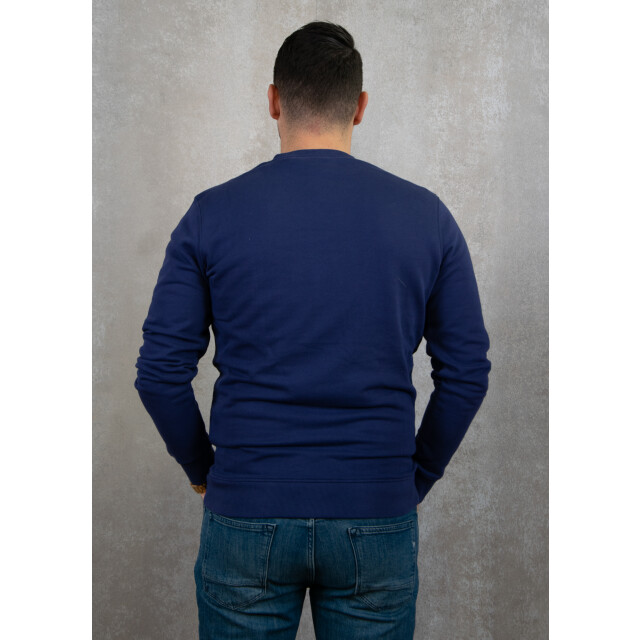 Ein Grundbestandteil in der Garderobe eines jeden Mannes, das Lyle & Scott Crew Neck Sweatshirt ist aus gutem Grund ein Klassiker. Hergestellt aus 100% Bio-Baumwolle und stolz mit unserem Golden Eagle verziert, ist dies ein vielseitiges Sweatshirt für Männer in einer Vielzahl von Farben, die jedem Geschmack entsprechen. Auch in Übergrößen erhältlich.

Typische Lyle & Scott Golden Eagle Markenkennzeichnung  
100% Bio-Baumwolle  
Reguläre Passform  
Maschinenwäsche kalt - 30 Grad  
Nicht bleichen  
Nicht chemisch reinigen  
Motiv nicht bügeln  
Nicht im Wäschetrockner trocknen  
Mittelwarm bügeln