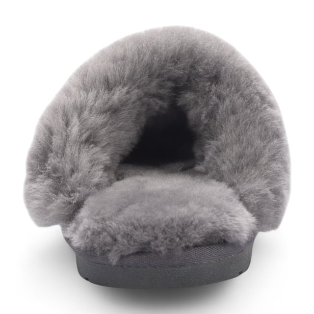 Genießen Sie diesen Winter Luxus mit unseren Damen-Pantoffeln aus echtem Schaffell und luxuriösem Wildleder. Diese Hausschuhe sind handgefertigt aus hochwertigem Schaffell und mit wunderschönem, handgeschliffenem Wildleder veredelt. Sie vereinen Wärme, Stil und ganztägigen Tragekomfort. Sie wurden entwickelt, um Ihre Füße warm zu halten, ohne zu überhitzen, und sind perfekt für gemütliche Abende, entspannte Morgen und alles dazwischen. Stellen Sie sich vor, Sie schlüpfen nach einem langen Tag in weiches, wolkengleiches Schaffell und spüren die sanfte Wärme um Ihre Zehen, während das handgeschliffene Wildleder das Licht einfängt. Ob Sie es sich mit einem guten Buch gemütlich machen, ein entspanntes Sonntagsfrühstück genießen oder an einem frostigen Morgen durchs Haus schlendern, diese Damen-Pantoffeln aus echtem Schaffell und luxuriösem Wildleder machen jeden Schritt zu einem Moment voller Komfort und Stil. Eigenschaften und Vorteile: Hochwertiges echtes Schaffell – Obermaterial und Innensohle komplett aus weichem, natürlichem Schaffell für unübertroffene Wärme und Tragekomfort. Elegantes rosa Wildleder-Finish – Die handgeschliffene Außenseite sorgt für ein luxuriöses Aussehen und Tragegefühl. Wintertaugliche Wärme – Natürliches Schaffell hält die Füße warm und lässt sie atmen. Verstärkte Ferse – Zusätzliche Haltbarkeit und Unterstützung für langes Tragen. Rutschfeste Gummisohle – Sorgt für Stabilität und Halt auf Innenflächen. Natürliche Dämpfung – Passt sich Ihren Füßen an und verhindert kalte Stellen, die bei synthetischen Hausschuhen auftreten. Handgefertigte Qualität – Sorgfältig hergestellt für Komfort und zeitlosen Stil. Einfach anzuziehendes Pantoletten-Design – Perfekt für schnelles, bequemes Tragen zu Hause. Warum Schaffell? Anders als synthetische Materialien bietet Schaffell eine natürliche Temperaturregulierung, Feuchtigkeitskontrolle und weiche Dämpfung – so bleiben Ihre Füße den ganzen Winter lang warm, trocken und verwöhnt.