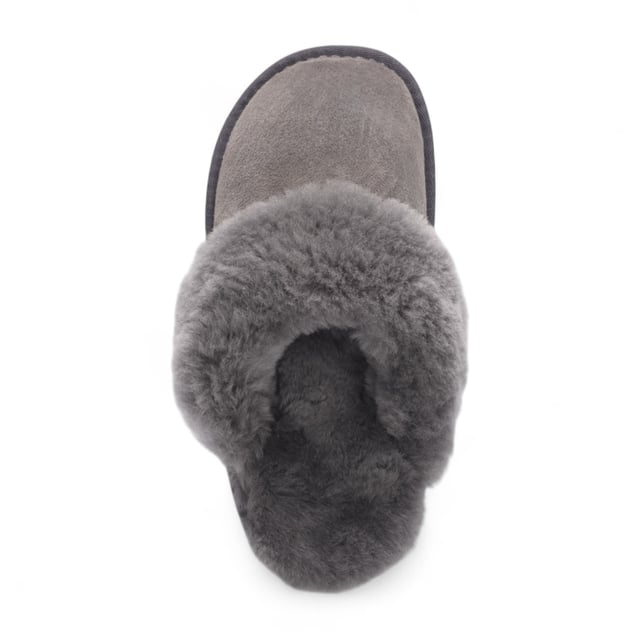 Genießen Sie diesen Winter Luxus mit unseren Damen-Pantoffeln aus echtem Schaffell und luxuriösem Wildleder. Diese Hausschuhe sind handgefertigt aus hochwertigem Schaffell und mit wunderschönem, handgeschliffenem Wildleder veredelt. Sie vereinen Wärme, Stil und ganztägigen Tragekomfort. Sie wurden entwickelt, um Ihre Füße warm zu halten, ohne zu überhitzen, und sind perfekt für gemütliche Abende, entspannte Morgen und alles dazwischen. Stellen Sie sich vor, Sie schlüpfen nach einem langen Tag in weiches, wolkengleiches Schaffell und spüren die sanfte Wärme um Ihre Zehen, während das handgeschliffene Wildleder das Licht einfängt. Ob Sie es sich mit einem guten Buch gemütlich machen, ein entspanntes Sonntagsfrühstück genießen oder an einem frostigen Morgen durchs Haus schlendern, diese Damen-Pantoffeln aus echtem Schaffell und luxuriösem Wildleder machen jeden Schritt zu einem Moment voller Komfort und Stil. Eigenschaften und Vorteile: Hochwertiges echtes Schaffell – Obermaterial und Innensohle komplett aus weichem, natürlichem Schaffell für unübertroffene Wärme und Tragekomfort. Elegantes rosa Wildleder-Finish – Die handgeschliffene Außenseite sorgt für ein luxuriöses Aussehen und Tragegefühl. Wintertaugliche Wärme – Natürliches Schaffell hält die Füße warm und lässt sie atmen. Verstärkte Ferse – Zusätzliche Haltbarkeit und Unterstützung für langes Tragen. Rutschfeste Gummisohle – Sorgt für Stabilität und Halt auf Innenflächen. Natürliche Dämpfung – Passt sich Ihren Füßen an und verhindert kalte Stellen, die bei synthetischen Hausschuhen auftreten. Handgefertigte Qualität – Sorgfältig hergestellt für Komfort und zeitlosen Stil. Einfach anzuziehendes Pantoletten-Design – Perfekt für schnelles, bequemes Tragen zu Hause. Warum Schaffell? Anders als synthetische Materialien bietet Schaffell eine natürliche Temperaturregulierung, Feuchtigkeitskontrolle und weiche Dämpfung – so bleiben Ihre Füße den ganzen Winter lang warm, trocken und verwöhnt.