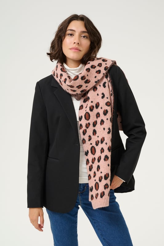 Leopard sjaal valt op door een opvallend all-over stippenpatroon. Zachte, gestructureerde look en ribboorden maken het langwerpige ontwerp af.