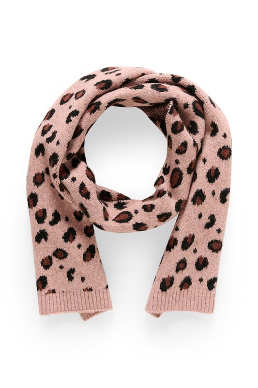 Leopard sjaal valt op door een opvallend all-over stippenpatroon. Zachte, gestructureerde look en ribboorden maken het langwerpige ontwerp af.