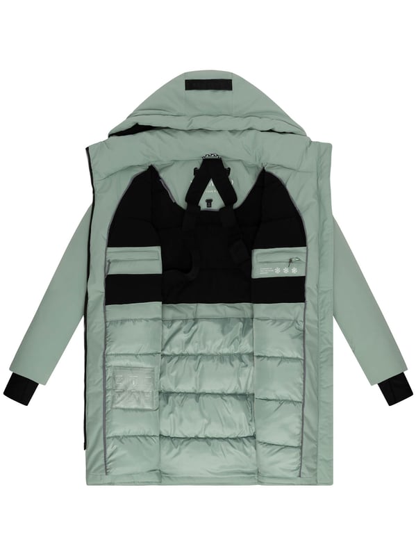 Der Damenparka Winterzart von Navahoo bietet maximalen Schutz und hohen Komfort an eisigen Tagen. Mit einer Wassersäule von 5.000 mm ist er wind- und wasserabweisend, während die warme Wattierung und Fleecefutter im Rücken- und Seitenbereich für ein wohliges Tragegefühl sorgen. Eine abnehmbare Kapuze mit langen Kordelzügen, verstellbares Taillenbündchen, Daumenschlitze sowie seitliche Belüftungsschlitze machen diesen Parka besonders funktional. Praktische Taschenlösungen innen und außen bieten Platz für alle Essentials. In 10 Farben und Größen S–6XL erhältlich – der ideale Mix aus Komfort, Funktionalität und urbanem Style.