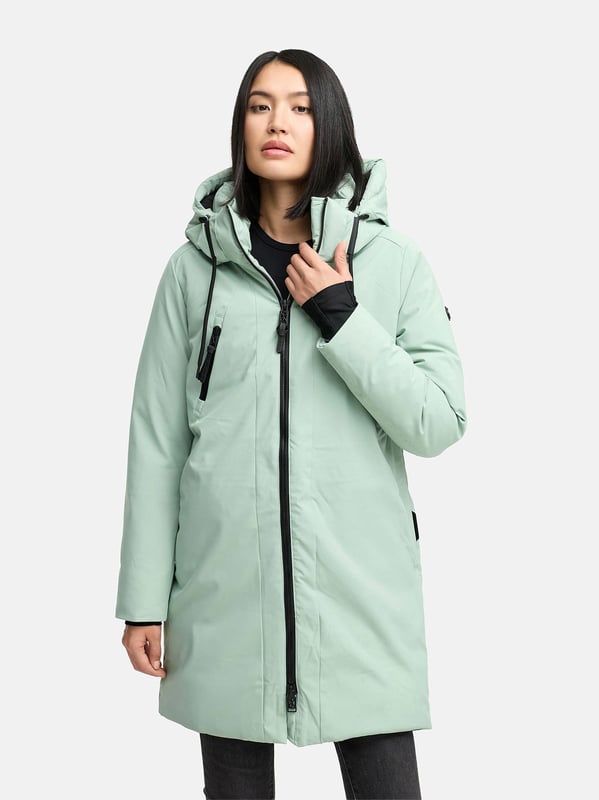 Der Damenparka Winterzart von Navahoo bietet maximalen Schutz und hohen Komfort an eisigen Tagen. Mit einer Wassersäule von 5.000 mm ist er wind- und wasserabweisend, während die warme Wattierung und Fleecefutter im Rücken- und Seitenbereich für ein wohliges Tragegefühl sorgen. Eine abnehmbare Kapuze mit langen Kordelzügen, verstellbares Taillenbündchen, Daumenschlitze sowie seitliche Belüftungsschlitze machen diesen Parka besonders funktional. Praktische Taschenlösungen innen und außen bieten Platz für alle Essentials. In 10 Farben und Größen S–6XL erhältlich – der ideale Mix aus Komfort, Funktionalität und urbanem Style.