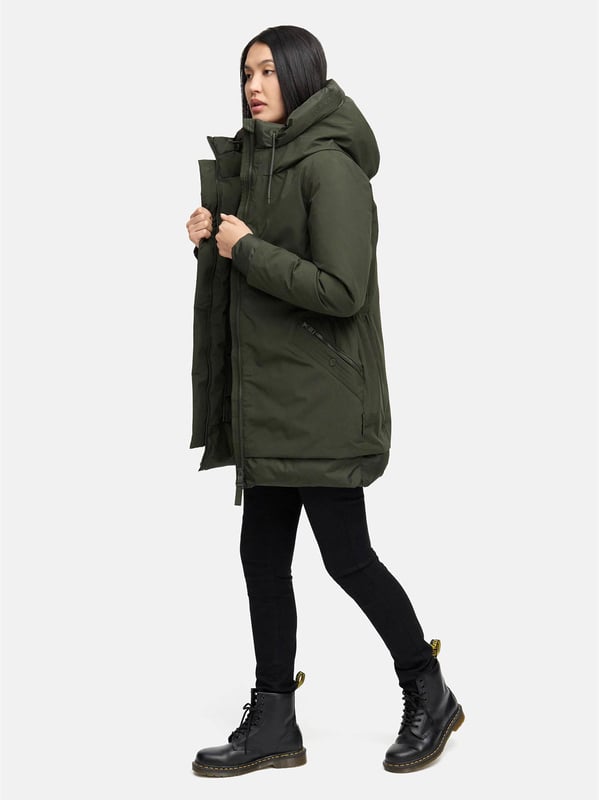 Der Winterparka Winterprinzessin von Navahoo verbindet urbanen Chic mit funktionaler Wärme. Die gesteppte Innenseite und der hochschließende Kragen schützen zuverlässig vor Kälte, während die fest integrierte Kapuze mit Kordelzug zusätzlichen Komfort bietet. Praktische Taschenlösungen – darunter warme Eingrifftaschen, Reißverschlusstaschen außen und innen – bieten viel Stauraum. Ein elastischer Taillenbund sorgt für eine feminine Silhouette, während die wabenartige Struktur an Kapuzenrand, Saum und Ärmeln stilvolle Akzente setzt. In 6 Farben und Größen S–3XL erhältlich.