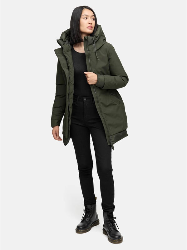 Der Winterparka Winterprinzessin von Navahoo verbindet urbanen Chic mit funktionaler Wärme. Die gesteppte Innenseite und der hochschließende Kragen schützen zuverlässig vor Kälte, während die fest integrierte Kapuze mit Kordelzug zusätzlichen Komfort bietet. Praktische Taschenlösungen – darunter warme Eingrifftaschen, Reißverschlusstaschen außen und innen – bieten viel Stauraum. Ein elastischer Taillenbund sorgt für eine feminine Silhouette, während die wabenartige Struktur an Kapuzenrand, Saum und Ärmeln stilvolle Akzente setzt. In 6 Farben und Größen S–3XL erhältlich.